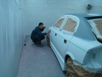 Opel Astra - El coche en el proceso de pintura en la cabina